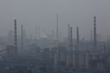 Le smog enveloppe la ville d&#039;Anshan, en Chine, en juin dernier. La lutte contre la pollution atmosphérique pourrait générer de fortes économies de dépenses de santé.