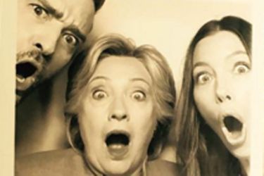 Justin Timberlake, Hillary Clinton et Jessica Biel prennent la pose avec humour.
