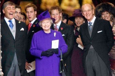 La reine Elizabeth II, les princes Philip, William et Harry avec le duc de Westminster au mariage de sa fille Lady Tamara, le 6 novembre 2004 