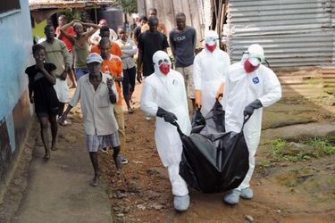 A Monrovia, des équipes médicales évacuent le corps d&#039;un jeune homme de 29 ans touché par Ebola. 