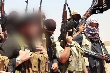 Abou Mohammed al-Adnani (à droite, visage flouté), sur une photo de propagande de l&#039;Etat islamique en 2014.