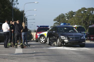 La voiture du roi Carl XVI Gustaf de Suède après l'accident. 