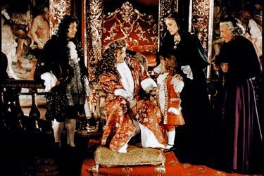 Sacha Guitry (au centre) en Louis XIV