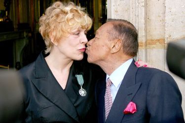 Sylvie Joly et Henri Salvador à sa remise de l&#039;insigne de Chevalier des Arts et des Lettres, en juin 2006