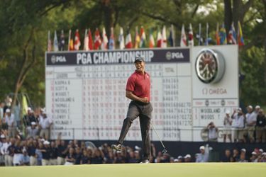 Tiger Woods vient de faire son putt au 18e trou, lors de la dernière manche du 100e championnat PGA,  qu’il terminera deuxième.