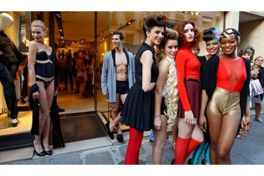 La quatrième Vogue Fashion Night Out, qui se déroule simultanément dans 21 pays différents et met à l’honneur la beauté et le luxe, a eu lieu jeudi soir. A Paris, les amateurs de mode se sont donné rendez-vous dans les rues les plus prestigieuses. De la rue du Faubourg Saint-Honoré à la Place de la Madeleine, les marques préférées des fashionistas ont toutes rivalisé d’originalité pour se démarquer. 