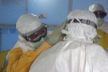 Une équipe de médecins se prépare à intervenir dans un centre géré par Médecins sans frontières à Monrovia, au Liberia. 