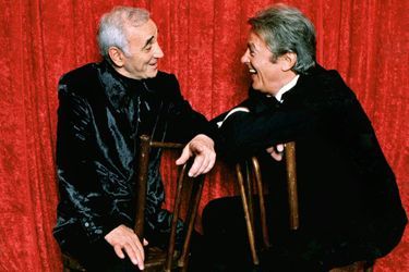 Charles Aznavour et Alain Delon en décembre 1997. 