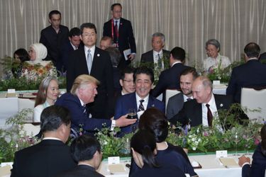 Donald Trump en pleine discussion avec Shinzo Abe et Vladimir Poutine lors du diner du G20.
