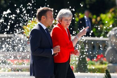 Emmanuel Macron et Theresa May à Salzbourg, en Autriche, jeudi.