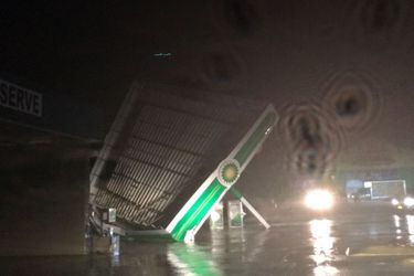 Une station-service détruite par les vents de Florence, en Caroline du Nord.