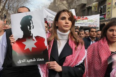 La reine Rania à la marche en mémoire du pilote brûlé vif par Daech, à Amman en 2015