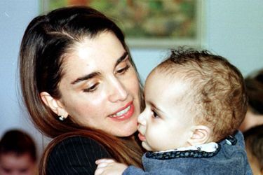 La reine Rania visite l'orphelinat Dar al-Bir en 1999