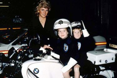 Lady Diana avec ses fils les princes William et Harry le 13 novembre 1987