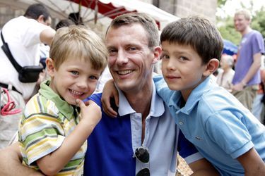 Le prince Nikolai de Danemark avec son frère Felix et leur père, le 18 juillet 2007