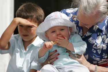 Le prince Nikolai de Danemark avec sa grand-mère et son cousin Christian, le 3 juin 2006