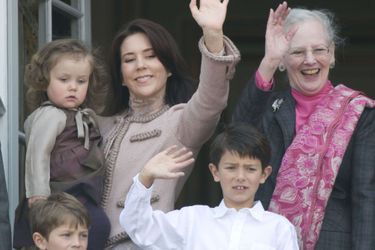 Le prince Nikolai de Danemark avec son frère Felix, la reine Margrethe II, la princesse Mary et sa fille Isabella, le 16 avril 2009