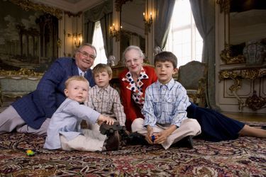 Le prince Nikolai avec ses grands-parents, son frère Felix et son cousin Christian, le 10 juin 2007