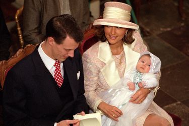 Le prince Nikolai de Danemark avec ses parents le jour de son baptême le 6 novembre 1999