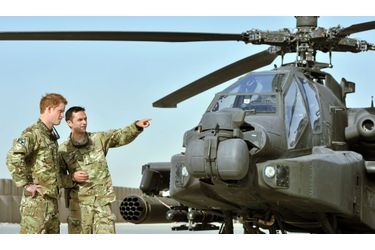 Harry est de retour en Afghanistan. Le prince, qui avait déjà passé 77 jours dans le pays en guerre en 2007 est déployé une seconde fois.  Le «captain Wales» est arrivé tôt ce matin au Camp Bastion, base de l’opération Herrick 17, dans la province d’Helmand. Il a passé la matinée à contrôler le fonctionnement de son appareil.  Harry, qui marquait les positions au sol pour les attaques aériennes il y a cinq ans,  sera cette fois aux commandes d&#039;un Apache, la Rolls des hélicoptères de combat.  Sa mission durera quatre mois. Un beau cadeau pour le prince qui fêtera samedi ses 28 ans, tant le troisième dans l’ordre de succession au trône de Grande-Bretagne a exprimé de nombreuse fois son désir de retourner au front.  La Reine et le Prince Charles ont tous deux été très précisément informés du déploiement d’Harry.  St James (l’administration royale) a fait savoir que son père était «très fier de son fils».
