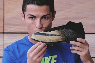 Le train de vie luxueux de Cristiano Ronaldo du Real Madrid : ses chaussures de football Nike en diamants.  