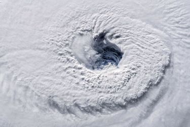 Florence saisi au-dessus de l'Atlantique par une caméra de la Station spatiale internationale le 12 septembre, alors que l'ouragan file vers les Etats-Unis