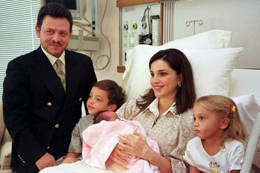 Rania avec le roi Abdallah et le prince Hussein, la princesse Iman à la naissance de la princesse Salma en 2000