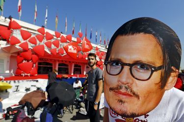 Vendredi 4 septembre : Une fan de Johnny Depp porte un masque à son effigie à la 72ème édition du festival international du film de Venise.