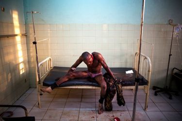 Un soldat de l'armée régulière centrafriquaine blessé par un rebelle musulman Séléka à l'hôpital de Bangui.