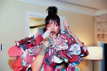 Rihanna en train de se préparer avent le Met Gala 2017