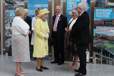 La reine Elizabeth II en jaune citron et blanc à Cumbernauld, le 28 juin 2019