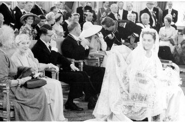 « Pour les noces de l’enfant qu’elle vit grandir, Liliane, reine sans couronne, avait choisi l’ombre d’un grand chapeau. Le baiser qu’Albert lui donna dit couler une larme de son sourire. » - Paris Match n°535, samedi 11 juillet 1959.