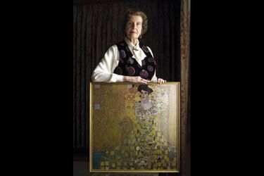 Maria Altmann, en 2001, avec une reproduction de la &quot;Dame en or&quot; de Gustav Klimt.