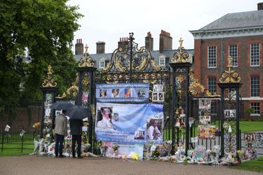 Diana : William et Harry devant Kensington, 20 ans après