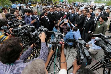 Des avocats pakistanais en grève parlant au médias ce lundi devant la Cour Suprême d&#039;Islamabad. 