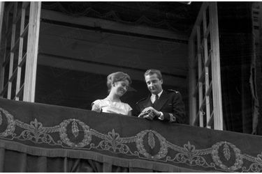 Le Prince Albert et sa fiancée Paola lors de leur « joyeuse entrée » à Liège, le 11 juin 1959.