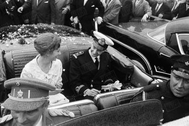 Le Prince Albert et sa fiancée Paola lors de leur « joyeuse entrée » à Liège, le 11 juin 1959.