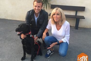 Emmanuel et Brigitte Macron, en compagnie de Nemo, dimanche dans le refuge de la SPA, à Hermeray.
