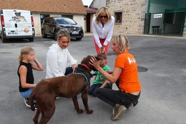 Début août, Brigitte Macron, accompagnée de deux de ses petits-enfants, a visité le refuge de la SPA, à Hermeray.