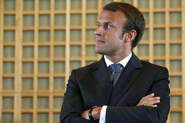 Emmanuel Macron, mercredi lors de la passation de pouvoirs avec Arnaud Montebourg.