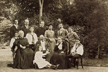 Une partie de la famille Ruellan, en août 1903, dans le jardin de la propriété familiale de Paramé.