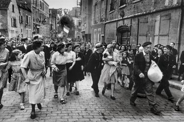 16 août 1944, rue Collin-d'Harleville, à Chartres.