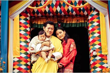 Le roi et la reine du Bhoutan avec leur fils à Dechenphu Lhakhang, photo diffusée le 31 juillet 2016 