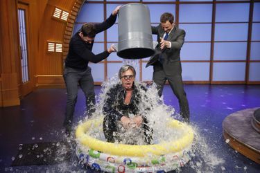 Mickey Rourke a relevé l'ALS Ice Bucket Challenge sur le plateau de l'animateur Seth Myers, le 13 août.