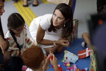 La princesse Mary de Danemark avec des enfants d&#039;un bidonville de Rio de Janeiro auxquels elle a donné des Lego, le 3 août 2016