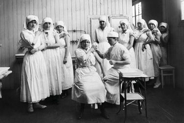 Nicole Mangin donne un cours de vaccination aux  infirmières de son hôpital, en 1918. 
