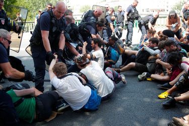 Vendredi, des membres du collectif Extinction Rebellion ont tenté de bloquer le pont de Sully, dans le 5e arrondissement de Paris. Ils ont été délogés par les CRS.