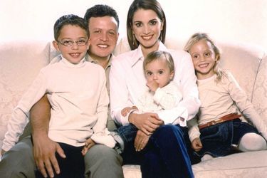 Le prince Hussein de Jordanie avec ses parents et ses deux soeurs, le 1er juin 2003