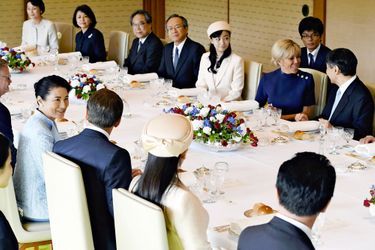 Le nouvel empereur du Japon, Naruhito, et l'impératrice Masako reçoivent Emmanuel Macron et son épouse Brigitte dans leur palais en plein coeur de Tokyo.