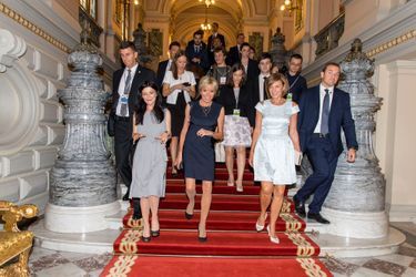 Brigitte Macron et Carmen Iohannis visitent le musée du palais présidentiel.